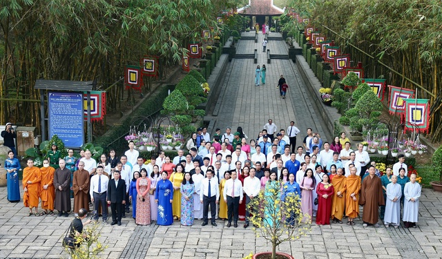 Dâng cúng bánh tét lên Quốc tổ Hùng Vương, tưởng niệm các Mẹ Việt Nam anh hùng, Anh hùng liệt sĩ.- Ảnh 1.