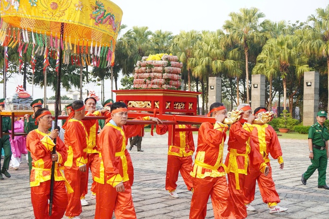 Dâng cúng bánh Tét lên Quốc tổ Hùng Vương, tưởng niệm các Mẹ Việt Nam anh hùng, Anh hùng liệt sĩ.- Ảnh 2.