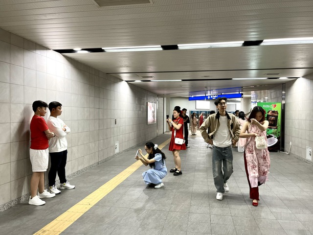 Người dân trải nghiệm du xuân bằng tàu Metro- Ảnh 9.