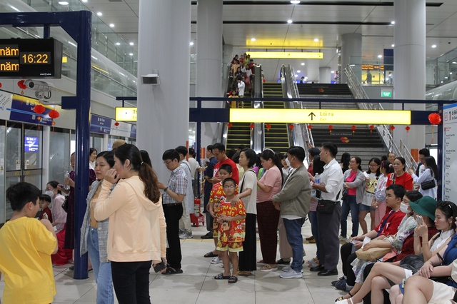 Người dân trải nghiệm du xuân bằng tàu Metro- Ảnh 2.