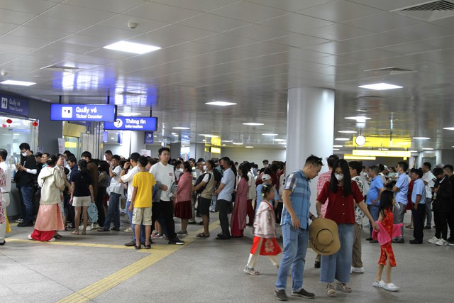 Người dân trải nghiệm du xuân bằng tàu Metro- Ảnh 1.