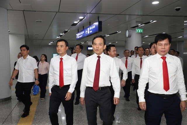 Bí thư Thành ủy TPHCM cùng các đại biểu tham quan tuyến Metro số 1- Ảnh 2.