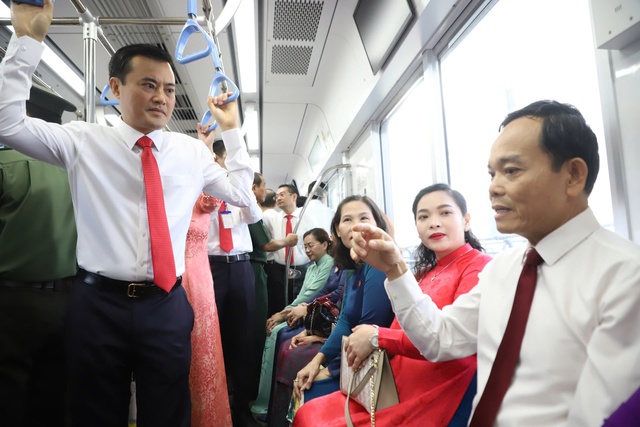 Bí thư Thành ủy TPHCM cùng các đại biểu tham quan tuyến Metro số 1- Ảnh 3.