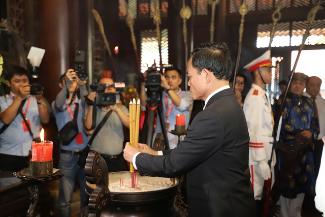 Đoàn đại biểu Đại hội Đảng bộ TPHCM dâng hương tưởng nhớ các Vua Hùng- Ảnh 3.