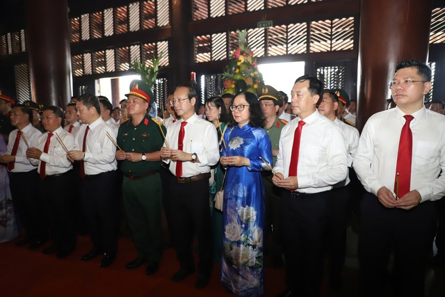 Đoàn đại biểu Đại hội Đảng bộ TPHCM dâng hương tưởng nhớ các Vua Hùng- Ảnh 4.