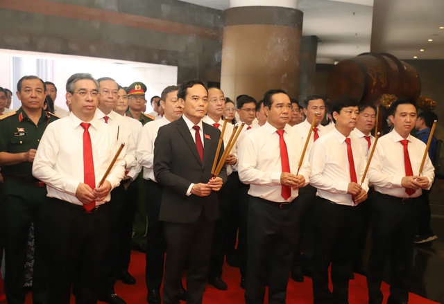 Đoàn đại biểu Đại hội Đảng bộ TPHCM dâng hương tưởng nhớ các Vua Hùng- Ảnh 2.