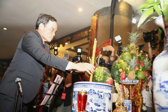 Đoàn đại biểu Đại hội Đảng bộ TPHCM dâng hương tưởng nhớ các Vua Hùng- Ảnh 1.