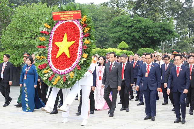 Đại biểu TPHCM dâng hương, dâng hoa Chủ tịch Hồ Chí Minh và các Anh hùng liệt sĩ trước Phiên trù bị- Ảnh 1.