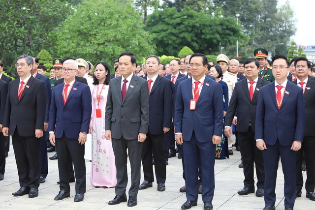 Đại biểu TPHCM dâng hương, dâng hoa Chủ tịch Hồ Chí Minh và các Anh hùng liệt sĩ trước Phiên trù bị- Ảnh 2.