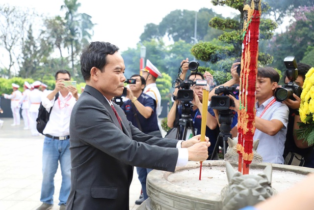 Đại biểu TPHCM dâng hương, dâng hoa Chủ tịch Hồ Chí Minh và các Anh hùng liệt sĩ trước Phiên trù bị- Ảnh 4.
