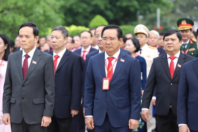 Đại biểu TPHCM dâng hương, dâng hoa Chủ tịch Hồ Chí Minh và các Anh hùng liệt sĩ trước Phiên trù bị- Ảnh 3.