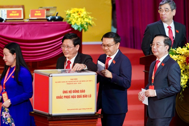Đại biểu dự Đại hội Đảng bộ TPHCM ủng hộ đồng bào bị bão lũ- Ảnh 2.