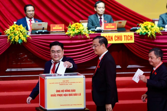 Đại biểu dự Đại hội Đảng bộ TPHCM ủng hộ đồng bào bị bão lũ- Ảnh 3.