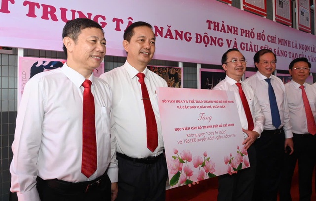 Trao tặng Không gian "Cây tri thức" và 126.000 quyển sách cho Học viện Cán bộ TPHCM- Ảnh 2. Trao tặng Không gian "Cây tri thức" và 126.000 quyển sách cho Học viện Cán bộ TPHCM- Ảnh 2.