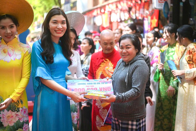 Chương trình "Áo dài – Hơi thở Thành phố": Cầu nối giữa cội nguồn truyền thống và nhịp sống sôi động, hội nhập của TPHCM- Ảnh 2.
Chương trình "Áo dài – Hơi thở Thành phố": Cầu nối giữa cội nguồn truyền thống và nhịp sống sôi động, hội nhập của TPHCM- Ảnh 2.