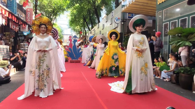 Chương trình "Áo dài – Hơi thở Thành phố": Cầu nối giữa cội nguồn truyền thống và nhịp sống sôi động, hội nhập của TPHCM- Ảnh 1.
Chương trình "Áo dài – Hơi thở Thành phố": Cầu nối giữa cội nguồn truyền thống và nhịp sống sôi động, hội nhập của TPHCM- Ảnh 1.