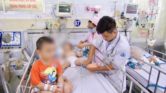 Tăng cường phòng ngừa hiệu quả bệnh sốt xuất huyết và tay chân miệng - Ảnh 1. Tăng cường phòng ngừa hiệu quả bệnh sốt xuất huyết và tay chân miệng - Ảnh 1.