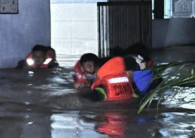 TPHCM: Lực lượng chức năng đưa 127 người bị cô lập sau cơn mưa lớn đến nơi an toàn- Ảnh 2. TPHCM: Lực lượng chức năng đưa 127 người bị cô lập sau cơn mưa lớn đến nơi an toàn- Ảnh 2.