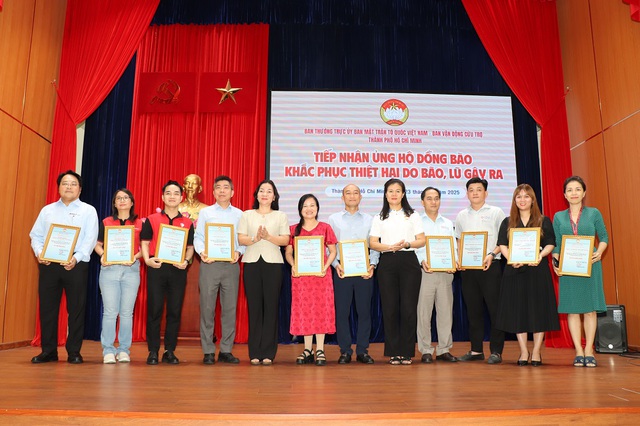 Hơn 145 tỷ đồng ủng hộ đồng bào khắc phục thiệt hại do bão, lũ gây ra- Ảnh 1.