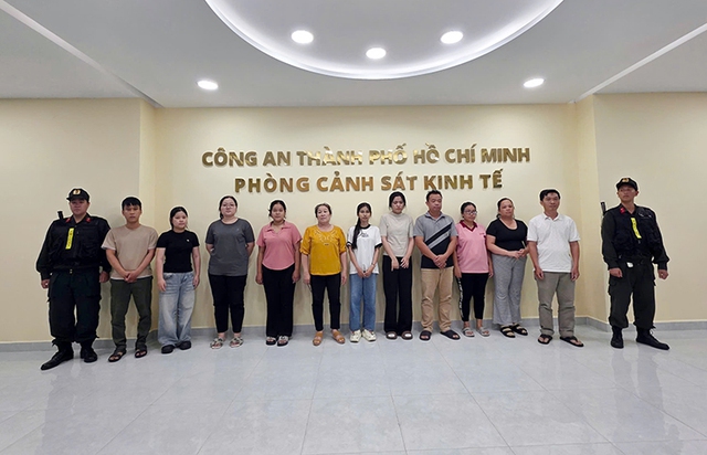 Công an Thành phố triệt phá đường dây nước hoa giả, thu giữ gần 20.000 chai- Ảnh 1. Công an Thành phố triệt phá đường dây nước hoa giả, thu giữ gần 20.000 chai- Ảnh 1.