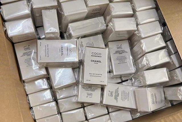 Công an Thành phố triệt phá đường dây nước hoa giả, thu giữ gần 20.000 chai- Ảnh 2. Công an Thành phố triệt phá đường dây nước hoa giả, thu giữ gần 20.000 chai- Ảnh 2.