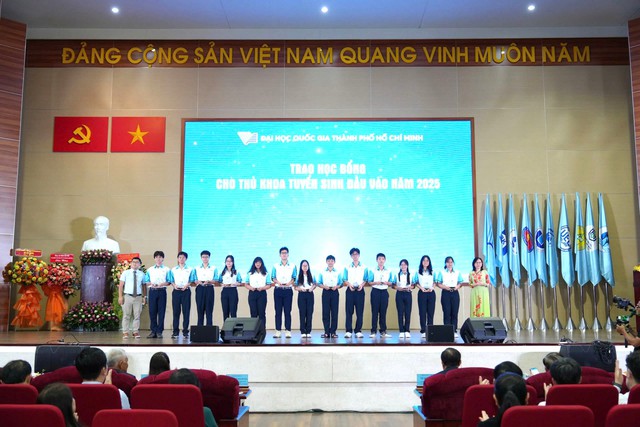 Đại học Quốc gia TPHCM khai khóa năm học "Khát vọng đổi mới sáng tạo vì một Việt Nam hùng cường"- Ảnh 2. Đại học Quốc gia TPHCM khai khóa năm học "Khát vọng đổi mới sáng tạo vì một Việt Nam hùng cường"- Ảnh 2.