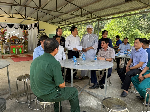 Thăm hỏi, động viên và hỗ trợ gia đình cụ bà 79 tuổi bị nước cuốn trôi trong cơn mưa lớn tối 22/10- Ảnh 1. Thăm hỏi, động viên và hỗ trợ gia đình cụ bà 79 tuổi bị nước cuốn trôi trong cơn mưa lớn tối 22/10- Ảnh 1.