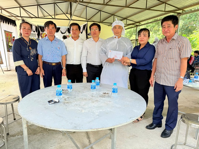 Thăm hỏi, động viên và hỗ trợ gia đình cụ bà 79 tuổi bị nước cuốn trôi trong cơn mưa lớn tối 22/10- Ảnh 2. Thăm hỏi, động viên và hỗ trợ gia đình cụ bà 79 tuổi bị nước cuốn trôi trong cơn mưa lớn tối 22/10- Ảnh 2.
