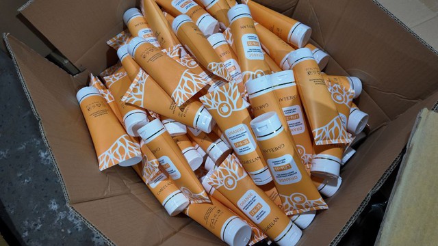 Triệt phá đường dây sản xuất, buôn bán mỹ phẩm giả quy mô lớn- Ảnh 3. Triệt phá đường dây sản xuất, buôn bán mỹ phẩm giả quy mô lớn- Ảnh 3.