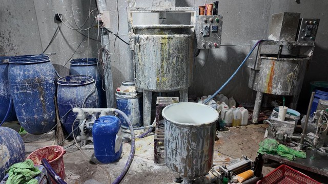 Triệt phá đường dây sản xuất, buôn bán mỹ phẩm giả quy mô lớn- Ảnh 2. Triệt phá đường dây sản xuất, buôn bán mỹ phẩm giả quy mô lớn- Ảnh 2.