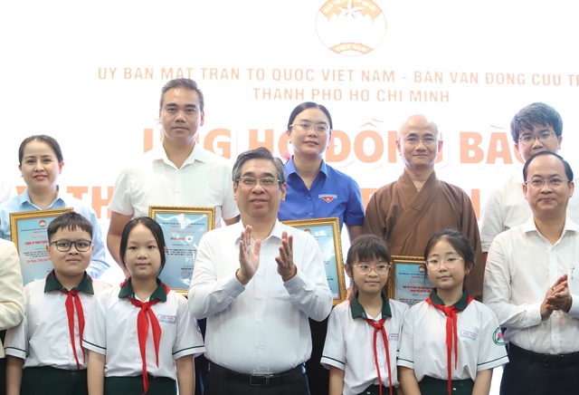 TPHCM phát động ủng hộ đồng bào bị thiệt hại do bão, lũ gây ra- Ảnh 2.