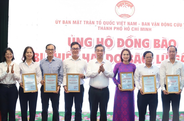 TPHCM phát động ủng hộ đồng bào bị thiệt hại do bão, lũ gây ra- Ảnh 1.
