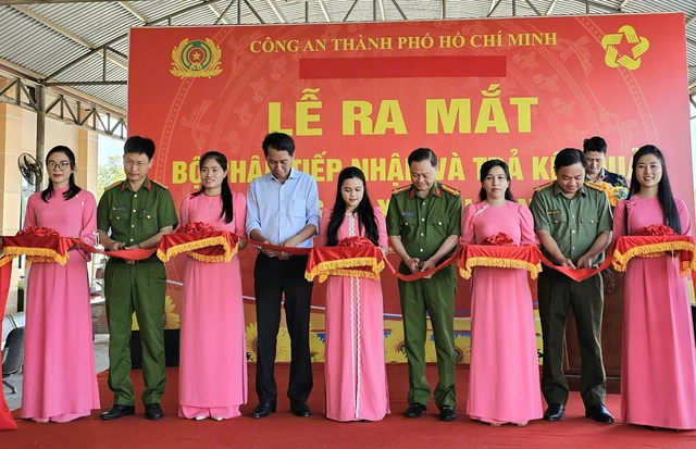 TPHCM: Công an xã Bàu Bàng ra mắt “một cửa” hiện đại, nâng chất phục vụ người dân- Ảnh 1. TPHCM: Công an xã Bàu Bàng ra mắt “một cửa” hiện đại, nâng chất phục vụ người dân- Ảnh 1.