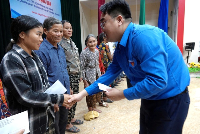 Thành đoàn TPHCM trao hỗ trợ hơn 3,5 tỷ đồng tới người dân Hà Tĩnh, Nghệ An- Ảnh 1. Thành đoàn TPHCM trao hỗ trợ hơn 3,5 tỷ đồng tới người dân Hà Tĩnh, Nghệ An- Ảnh 1.