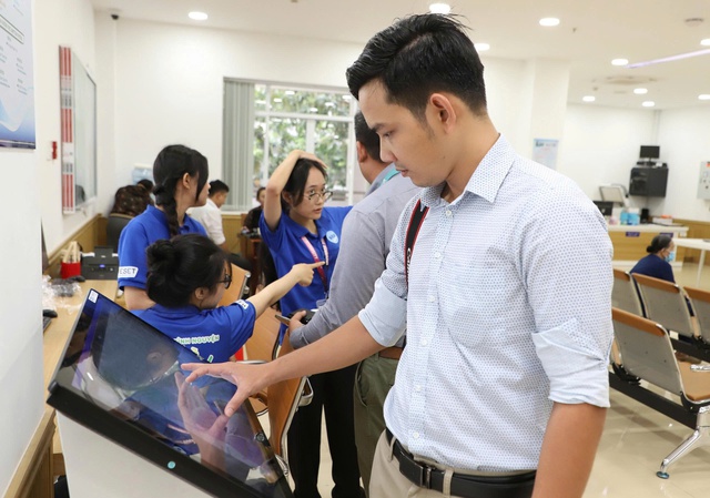 TPHCM phát động phong trào 'Bình dân học vụ số' giai đoạn 2025-2026- Ảnh 1. TPHCM phát động phong trào 'Bình dân học vụ số' giai đoạn 2025-2026- Ảnh 1.
