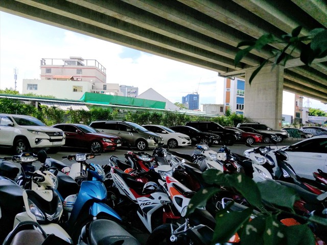 Rà soát, xử lý các bãi giữ xe dưới gầm cầu- Ảnh 1. Rà soát, xử lý các bãi giữ xe dưới gầm cầu- Ảnh 1.