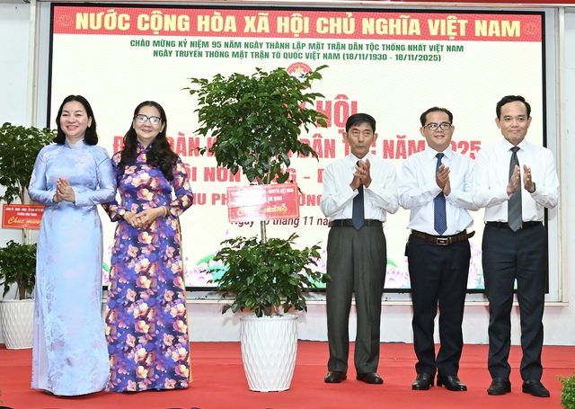 Bí thư Thành ủy TPHCM dự Ngày hội đại đoàn kết toàn dân tộc phường Bình Thạnh- Ảnh 1.