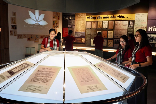 Đoàn cán bộ tuyên giáo, dân vận, báo chí, xuất bản TPHCM bắt đầu hành trình về “cội nguồn Cách mạng”- Ảnh 8.