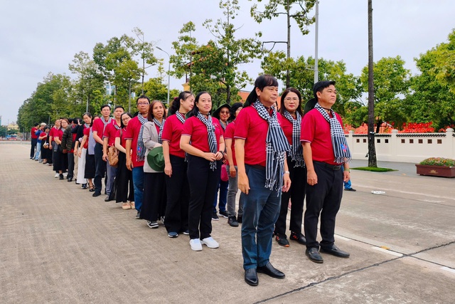 Đoàn cán bộ tuyên giáo, dân vận, báo chí, xuất bản TPHCM bắt đầu hành trình về “cội nguồn Cách mạng”- Ảnh 1.