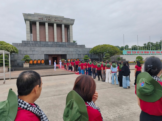 Đoàn cán bộ tuyên giáo, dân vận, báo chí, xuất bản TPHCM bắt đầu hành trình về “cội nguồn Cách mạng”- Ảnh 2.