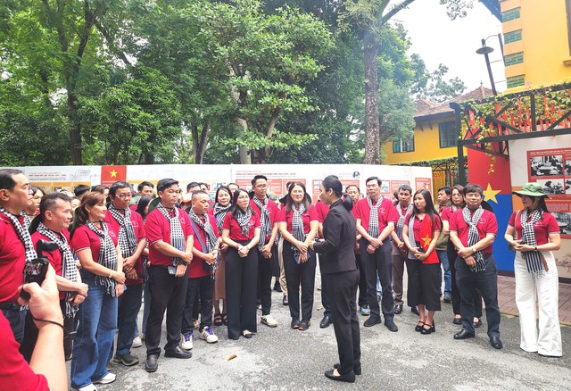 Đoàn cán bộ tuyên giáo, dân vận, báo chí, xuất bản TPHCM bắt đầu hành trình về “cội nguồn Cách mạng”- Ảnh 3.