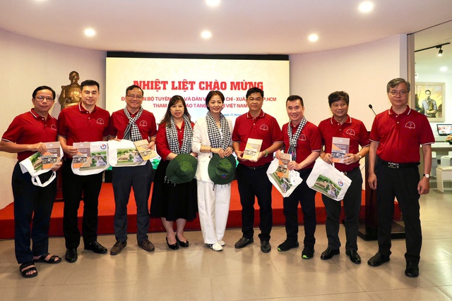 Đoàn cán bộ tuyên giáo, dân vận, báo chí, xuất bản TPHCM bắt đầu hành trình về “cội nguồn Cách mạng”- Ảnh 7.