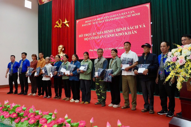 Đoàn công tác TPHCM thăm, tặng quà tại “quê hương” cách mạng Phú Đình, Thái Nguyên- Ảnh 4.