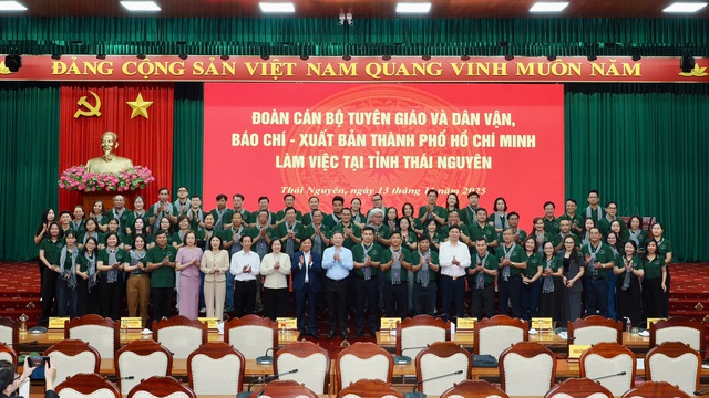 Đoàn đại biểu TPHCM tặng quà bà con bị ảnh hưởng lũ lụt tỉnh Thái Nguyên- Ảnh 8.
