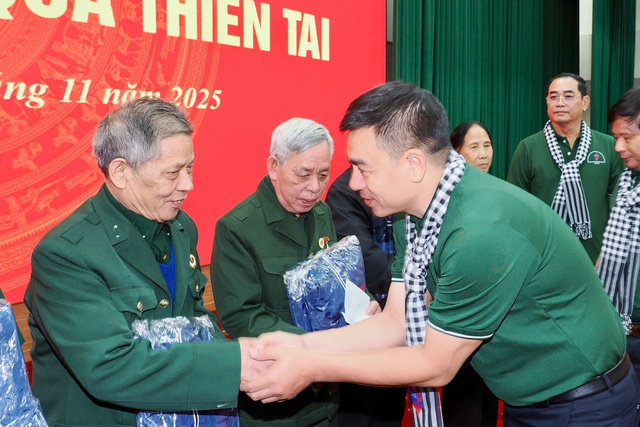 Đoàn đại biểu TPHCM tặng quà bà con bị ảnh hưởng lũ lụt tỉnh Thái Nguyên- Ảnh 5.