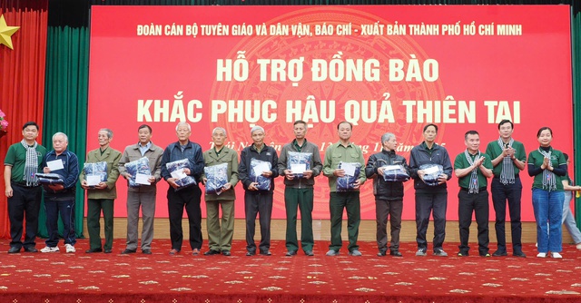 Đoàn đại biểu TPHCM tặng quà bà con bị ảnh hưởng lũ lụt tỉnh Thái Nguyên- Ảnh 6.