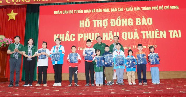 Đoàn đại biểu TPHCM tặng quà bà con bị ảnh hưởng lũ lụt tỉnh Thái Nguyên- Ảnh 7.