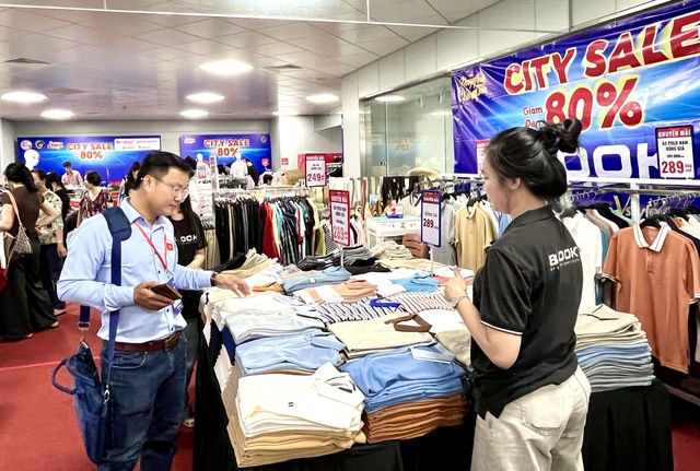 TPHCM sắp bước vào mùa cao điểm mua sắm cuối năm- Ảnh 2. TPHCM sắp bước vào mùa cao điểm mua sắm cuối năm- Ảnh 2.