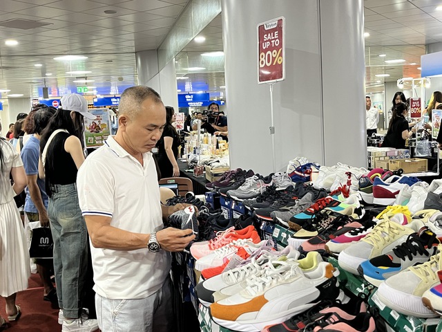 TPHCM sắp bước vào mùa cao điểm mua sắm cuối năm- Ảnh 3. TPHCM sắp bước vào mùa cao điểm mua sắm cuối năm- Ảnh 3.