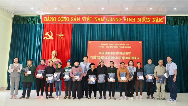 Đoàn đại biểu TPHCM về thăm, tặng quà bà con vùng địa đầu Tổ quốc- Ảnh 3. Đoàn đại biểu TPHCM về thăm, tặng quà bà con vùng địa đầu Tổ quốc- Ảnh 3.